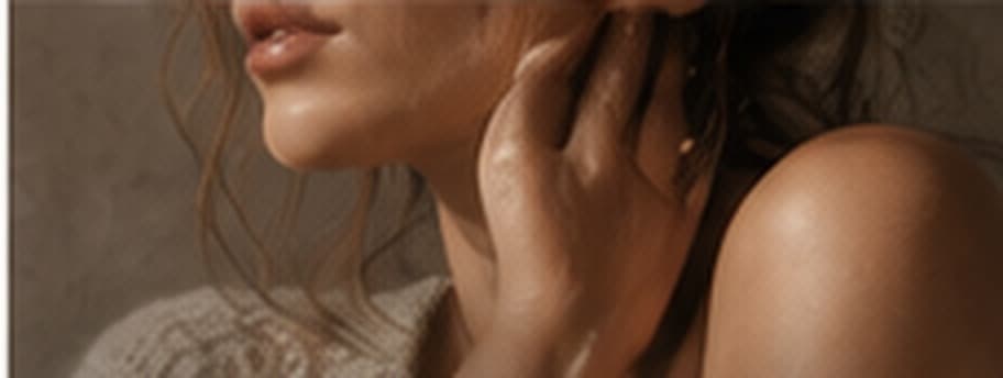 Detailný záber na tvár a pokožku v prirodzenom svetle